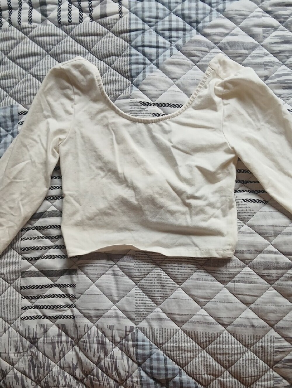 Tobi Women’s Cream Scoop Neck Long Sleeve Crop Top